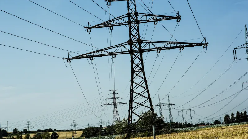 Vysokonapěťové stožáry rozvádí elektřinu