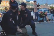 Ruská policie zatýká demonstranty proti mobilizaci. Letenky ze země rychle mizí