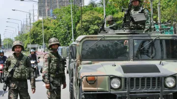 Thajští vojáci v ulicích Bangkoku
