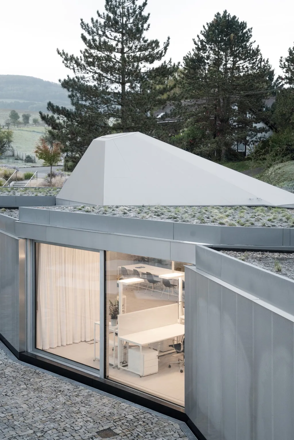 Za interiér patří ocenění ateliéru Chybik + Kristof, jemuž se podařilo vytvořit originální prostor ve Vývojovém a inovačním centru modularity. Budova v areálu společnosti KOMA ve Vizovicích se obejde bez pravých úhlů a boří stereotypy o modulární výstavbě