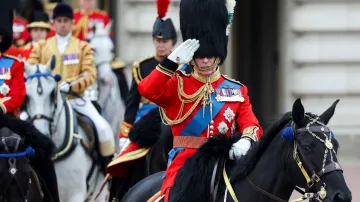 Britský král Karel III. salutuje v den svých prvních ceremoniálních narozenin