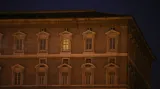 Před vypršením pontifikátu svítilo v papežském apartmá světlo