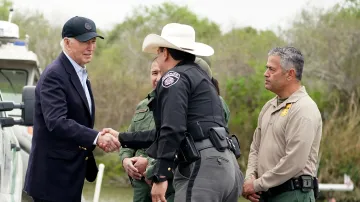 Americký prezident Joe Biden na hranici USA s Mexikem