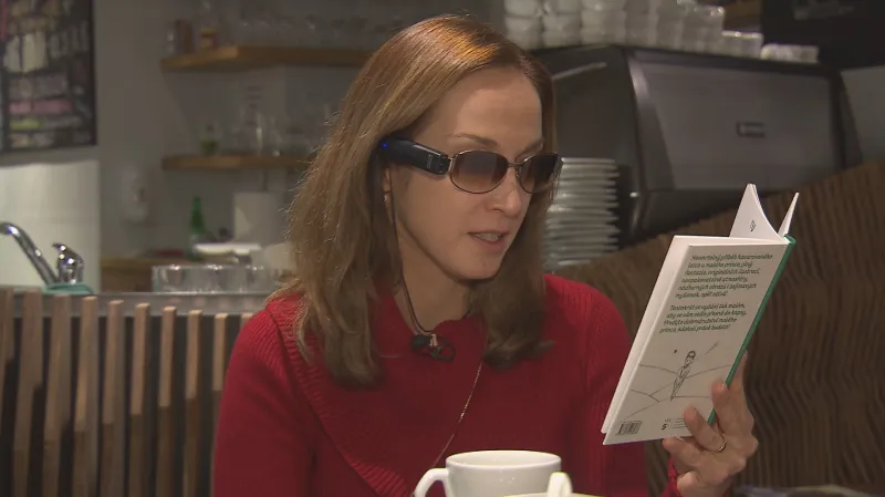 Hana Petrová s kamerou OrCam MyEye