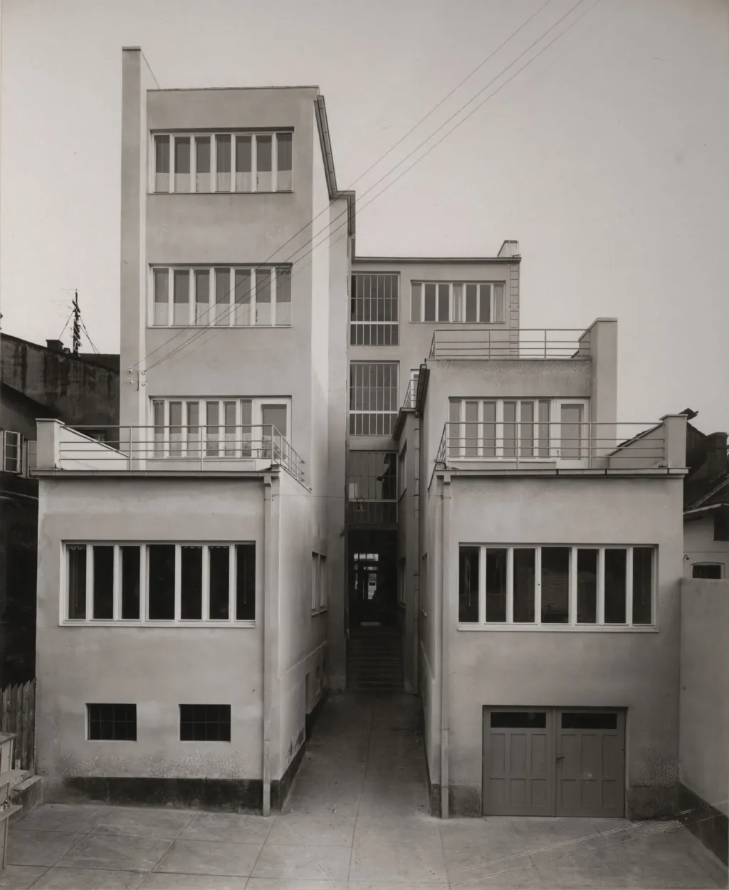 Fotografie z roku 1927. Architekt František Lýdie Gahura. Obchodní a obytný dum ve Zlíně
