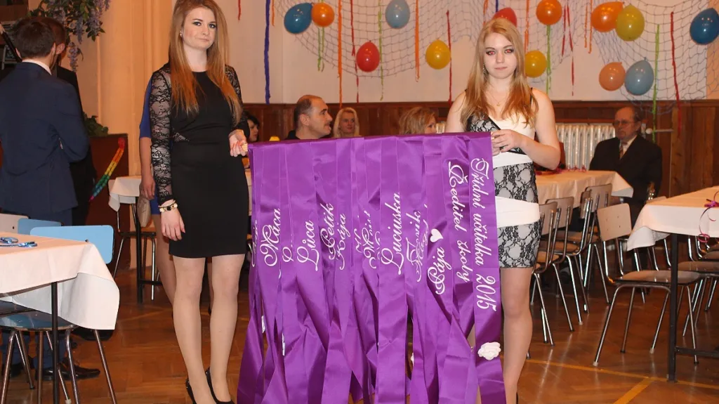 Z maturitního plesu v Lomnici nad Popelkou