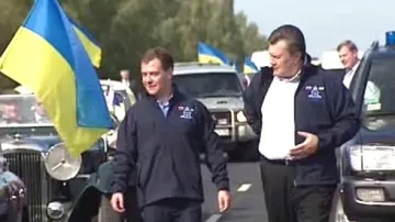 Dmitrij Medveděv a Viktor Janukovyč se vydávají na trať rallye