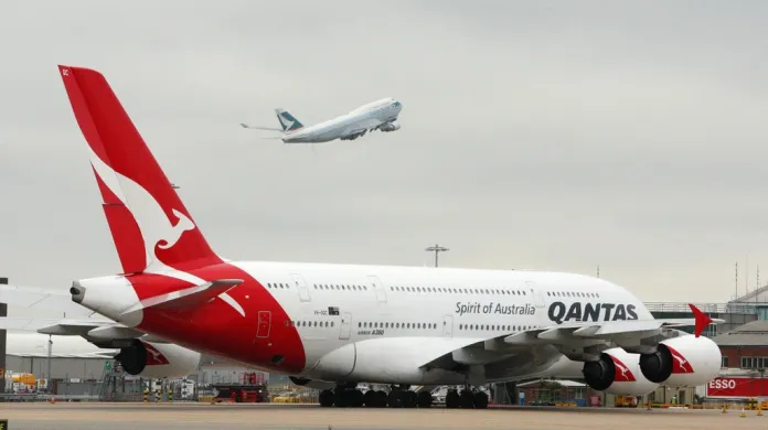 A380 čeká na Heathrow na ukončení výluky letů Qantasu.