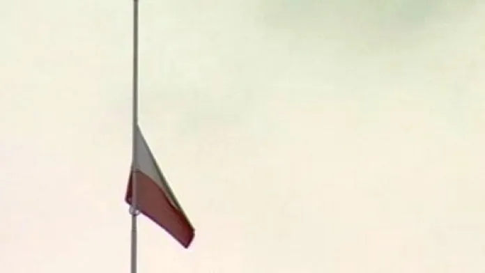 Polská vlajka po smrti prezidenta Kaczyńského