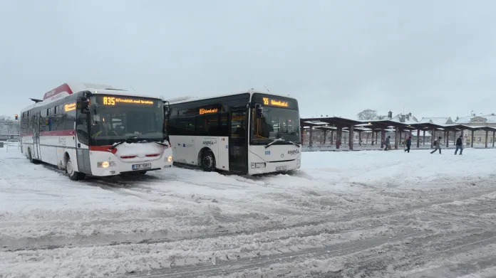 Autobusy na autobusovém nádraží v Kladně