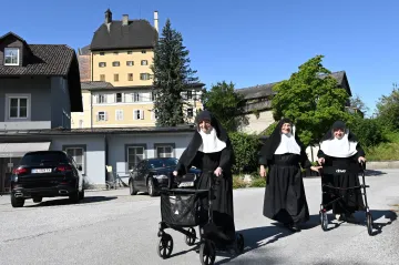 Rakouské jeptišky uprchly z pečovatelského domu do kláštera