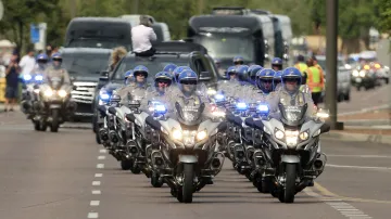 Eskorta doprovází McCaina na poslední cestě