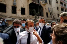 Čeští záchranáři už v Bejrútu prohledávají trosky. Macrona žádali rozlícení Libanonci o revoluci