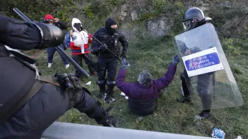 Katalánská policie zasahuje proti separatistům blokujícím hranici na dálnici AP-7