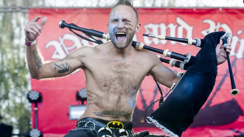 Dudák Vojta Kalina z české kapely Pipes and Pints na Rock for People