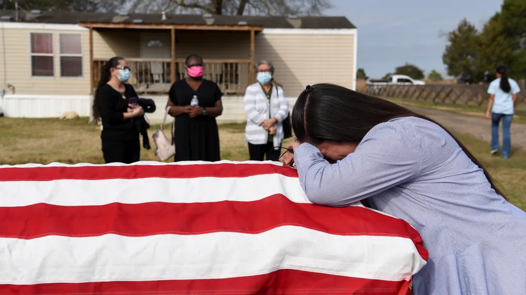 Pohřeb oběti koronaviru v Texasu