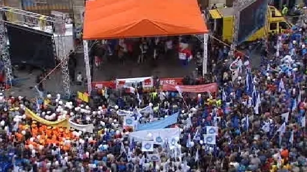 Odboráři zaplnili Hradčanské náměstí