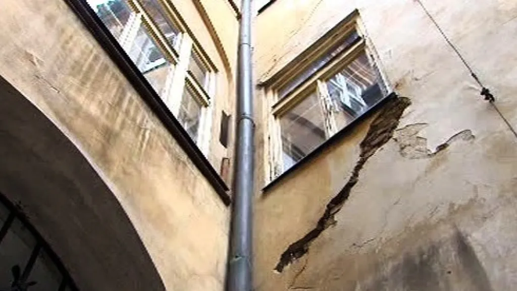 Praskliny ve stavbě