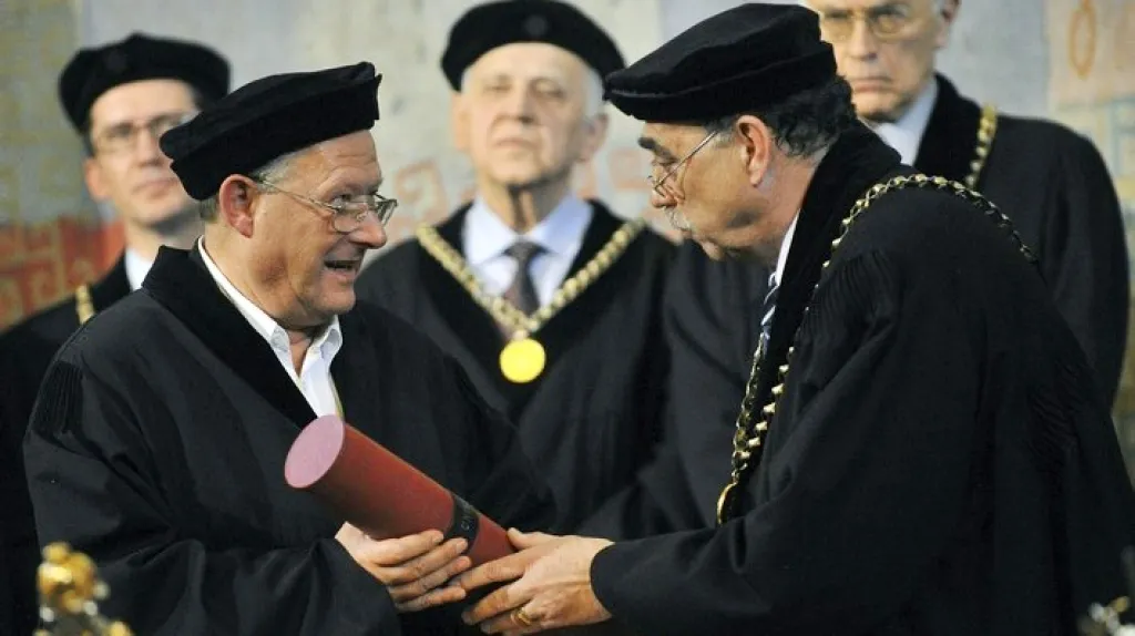Adam Michnik přebírá čestný doktorát