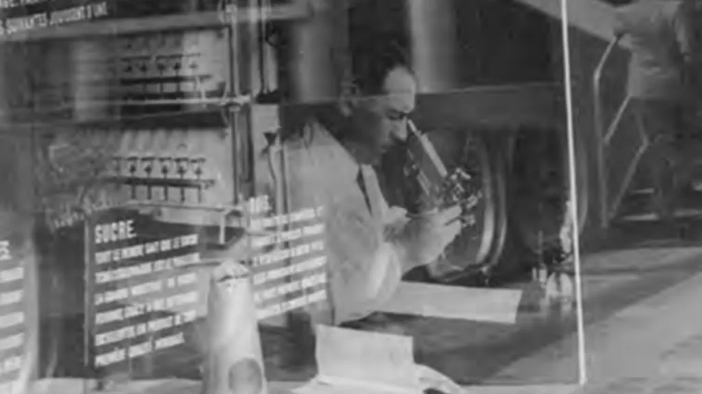Vasilij Andrejevič Vukolov prezentuje svoji práci na Světové výstavě v Paříži roku 1937