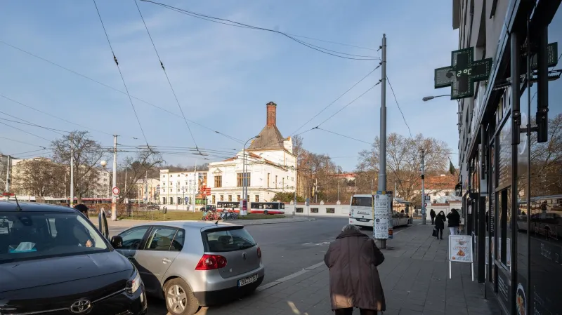 Na Mendlově náměstí ubyde aut a přibyde stromů