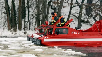 Hasiči s obojživelným vozidlem