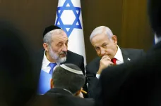 Netanjahu s „těžkým srdcem“ odvolal ministra vnitra Deriho