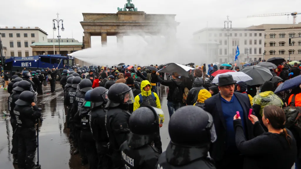 Policejní zásah proti účastníkům demonstrace v Berlíně