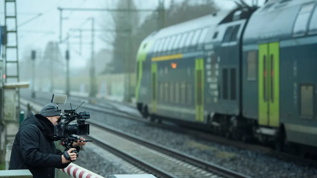 Kameraman snímá ve stanici Brokstedt soupravu, v níž došlo k útoku