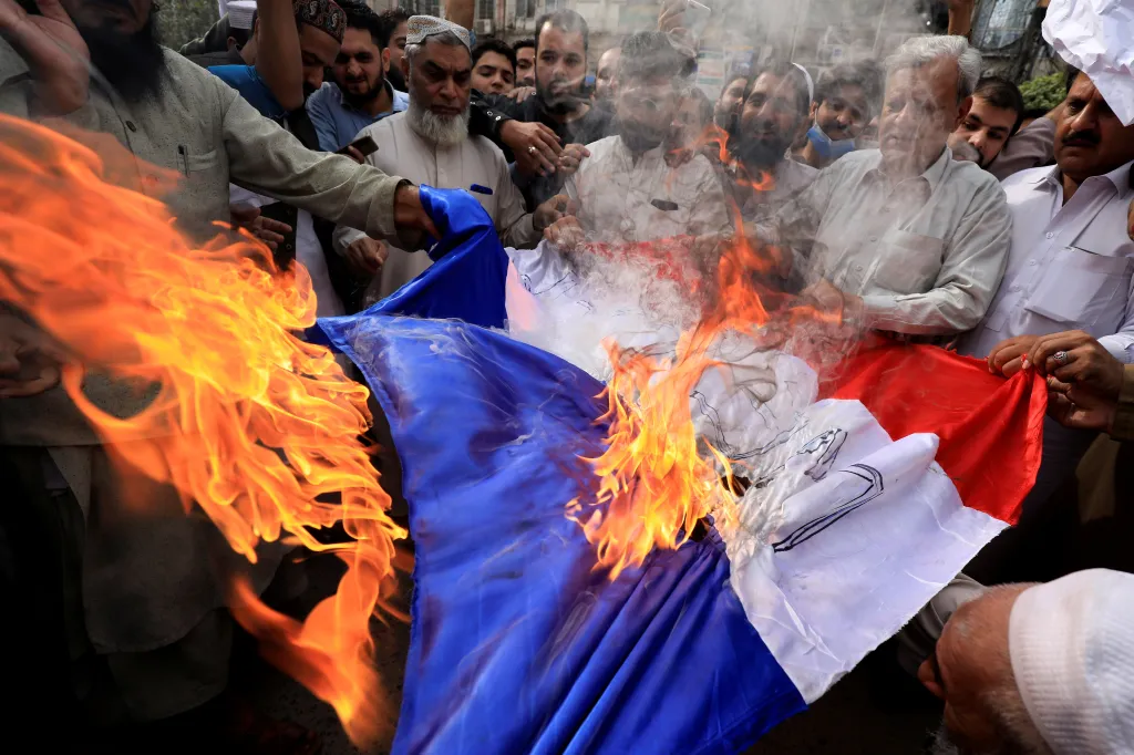 Lidé v Pákistánu pálí francouzskou vlajku. Protestují tak proti karikaturám proroka Mohameda a nedávným výrokům prezidenta Francie Emmanuela Macrona, který se postavil za svobodu slova