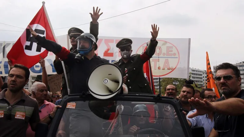 Demonstranti vytáhli na Merkelovou v Aténách hákové kříže