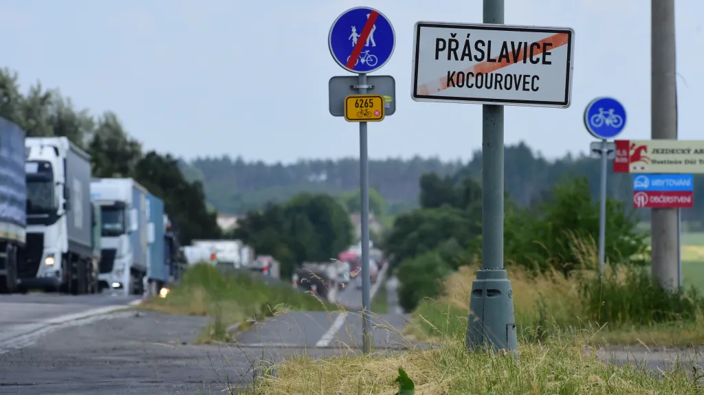 Kolona kvůli rekonstrukci D35 u Přáslavic na Olomoucku