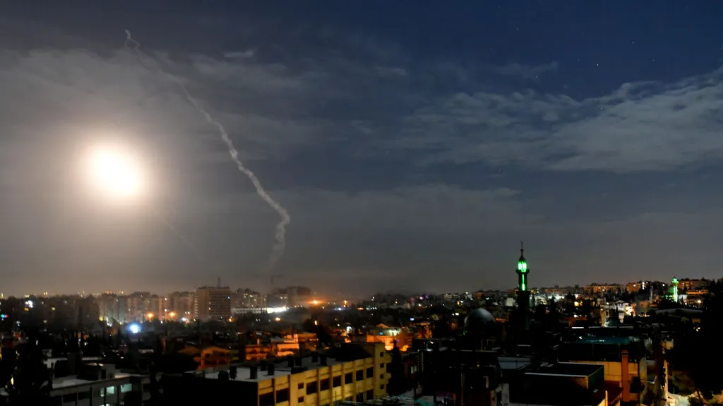 Raketa vybuchující nad Damaškem – ilustrační snímek