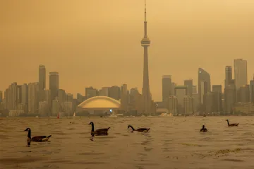 V Kanadě zuří přes 830 požárů, Toronto špatnou kvalitou vzduchu předstihlo Dillí