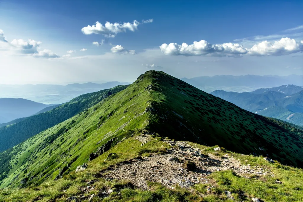 Cesta z Chopoku (2024 m.n.m.) po hřebeni k Dëmanovské jaskyni slobody