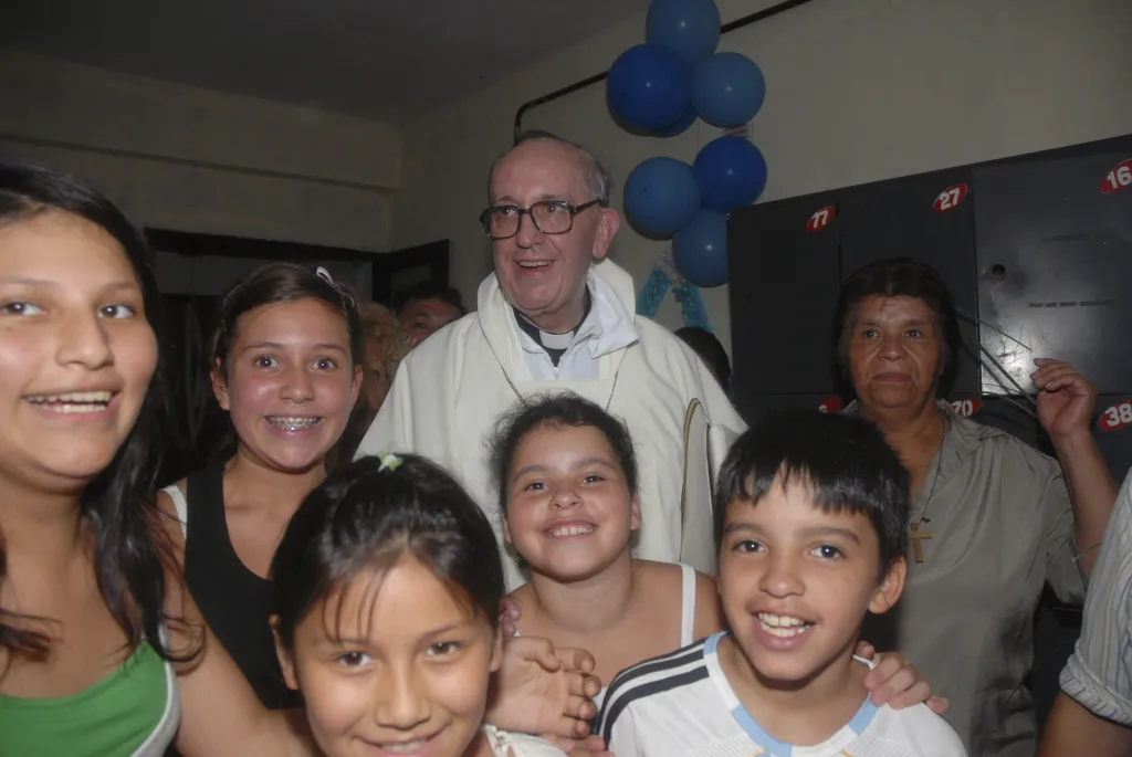 Kardinál Bergoglio pózuje s obyvateli Parque Patricios nedaleko Buenos Aires