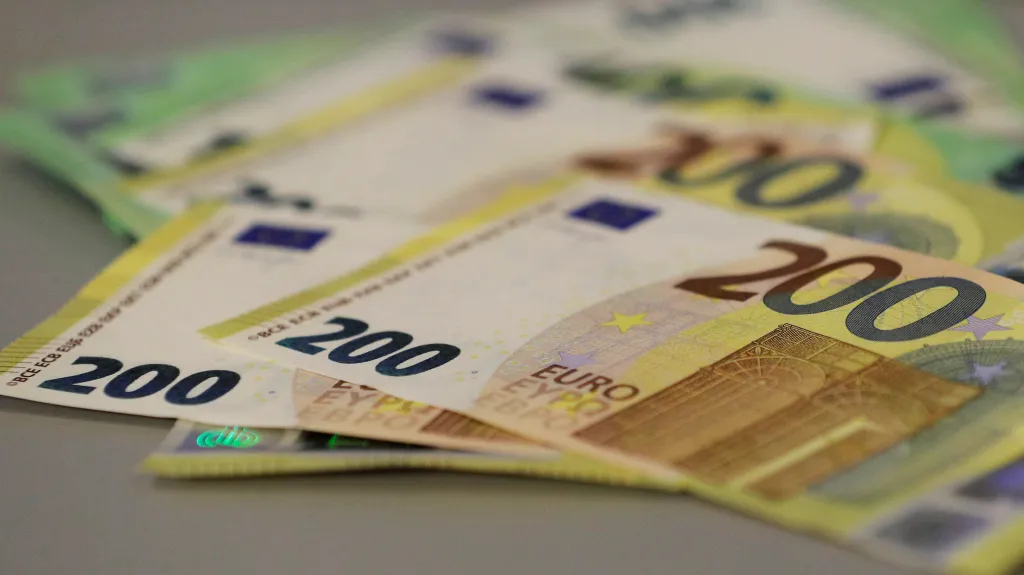 Nové bankovky v hodnotě 100 a 200 eur