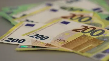 Nové bankovky v hodnotě 100 a 200 eur