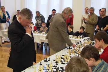 Šachoví velmistři Karpov a Smejkal vyzvali v Lidicích dětskou elitu
