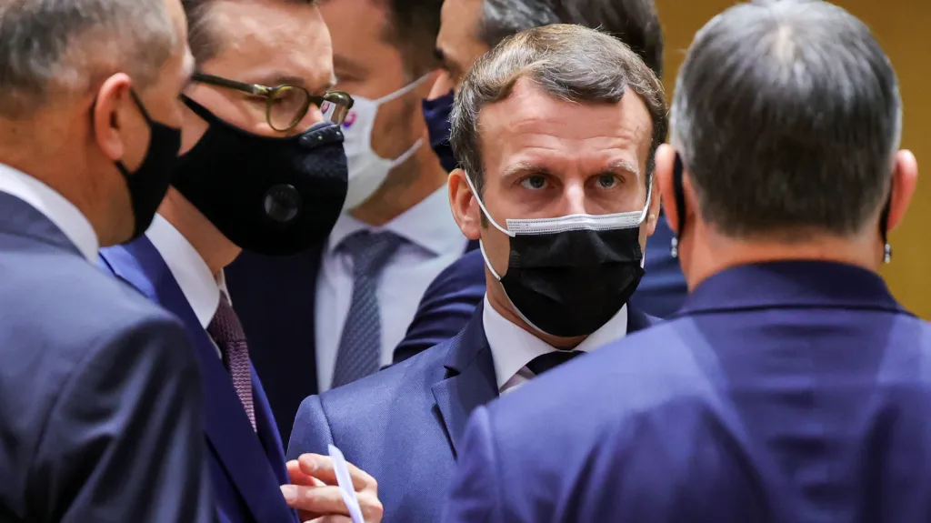 Francouzský prezident Macron mluví na summitu s polským premiérem Morawieckim a maďarským premiérem Orbánem (zády)