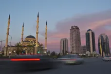 Groznyj se vzmáhá, válečné trosky nahradily mrakodrapy. Čečenská metropole se chystá na fotbalový šampionát 