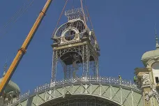 Hodinová věž pražského Průmyslového paláce se bude opravovat na zemi. Vrátí se na ni svatováclavská koruna
