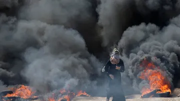 Palestinská žena při demonstracích na hranici Izraele a pásma Gazy proti přemisťování americké ambasády do Jeruzaléma