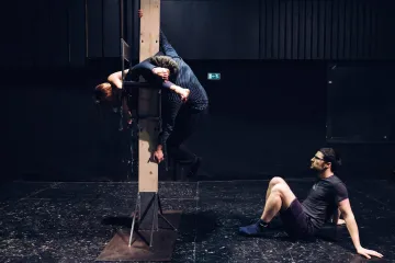 Něžná Buranteatru má k něžnosti daleko. Je o ranách na duši i na těle