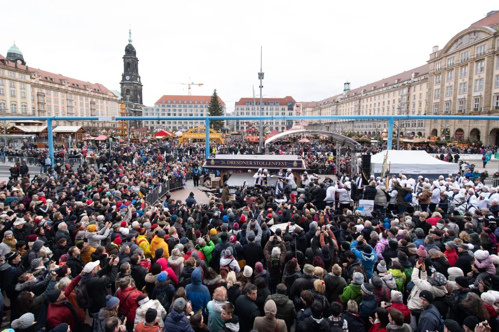 V Drážďanech nakrojili skoro čtyřtunovou štólu