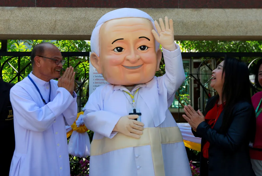 Jedna z řádových sester si během uvítací ceremonie papežské návštěvy v Thajsku na sebe oblékla masku Svatého otce