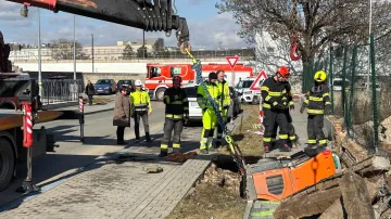 Vyprošťování zametacího vozu v brněnské Grmelově ulici