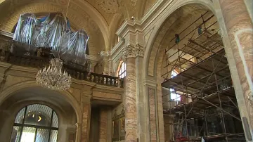 Nejen na náměstí, ale i uvnitř kostela dochází k renovaci