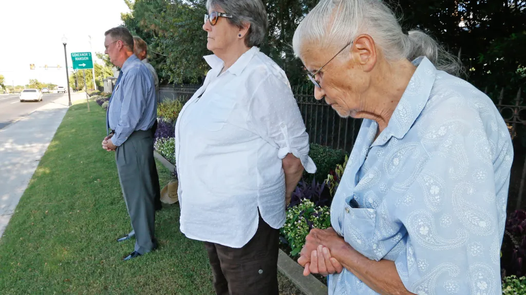 Odpůrci trestu smrti se modlí za Bankse před sídlem oklahomského guvernéra