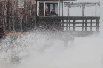 Na pobřeží Rhode Islandu udeřila tropická bouře, bez elektřiny jsou desítky tisíc domácností